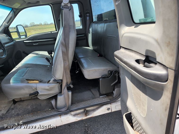 image for item KE9775 2005 Ford F350 Super Duty XL  SuperCab utility bed pickup truck