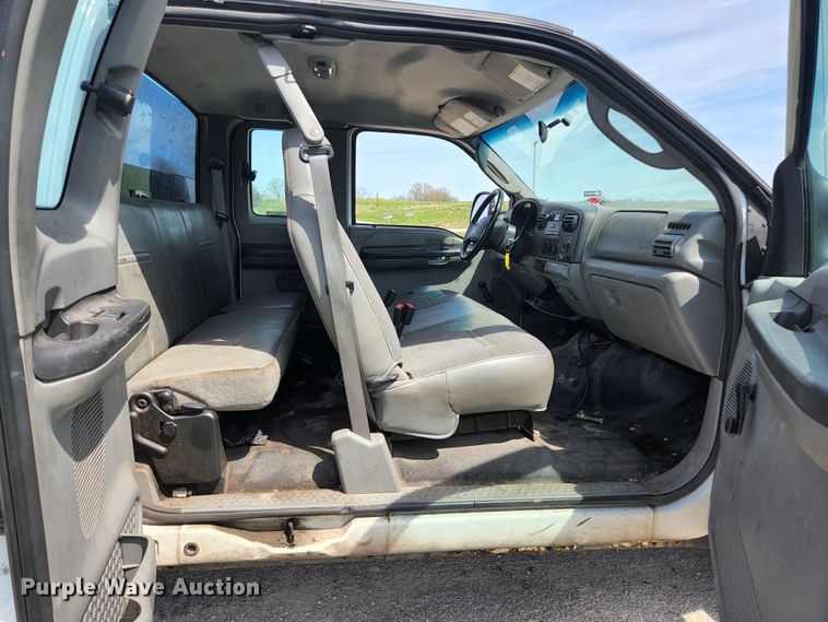 image for item KE9775 2005 Ford F350 Super Duty XL  SuperCab utility bed pickup truck