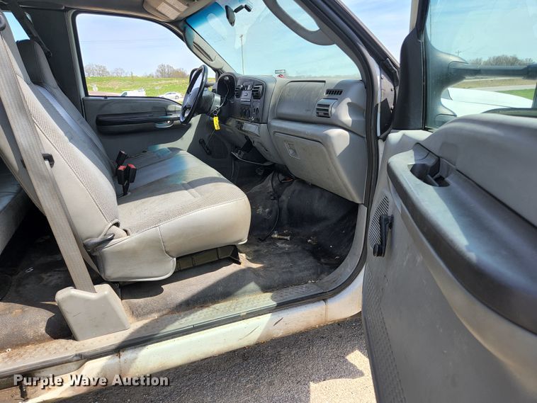 image for item KE9775 2005 Ford F350 Super Duty XL  SuperCab utility bed pickup truck