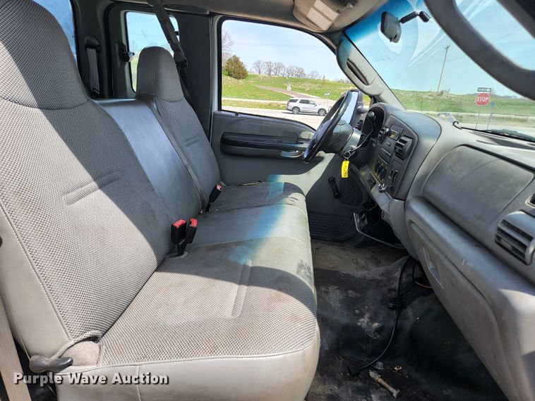 image for item KE9775 2005 Ford F350 Super Duty XL  SuperCab utility bed pickup truck