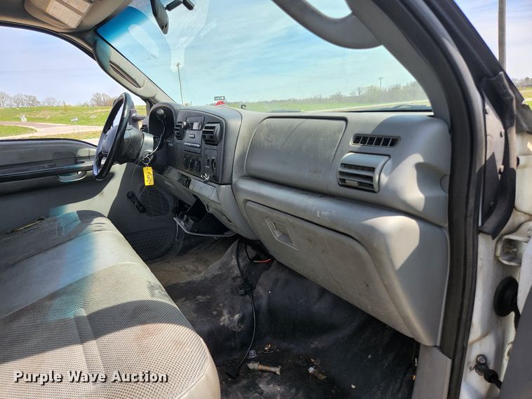 image for item KE9775 2005 Ford F350 Super Duty XL  SuperCab utility bed pickup truck