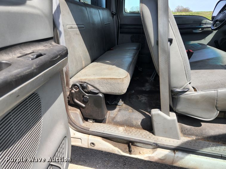 image for item KE9775 2005 Ford F350 Super Duty XL  SuperCab utility bed pickup truck