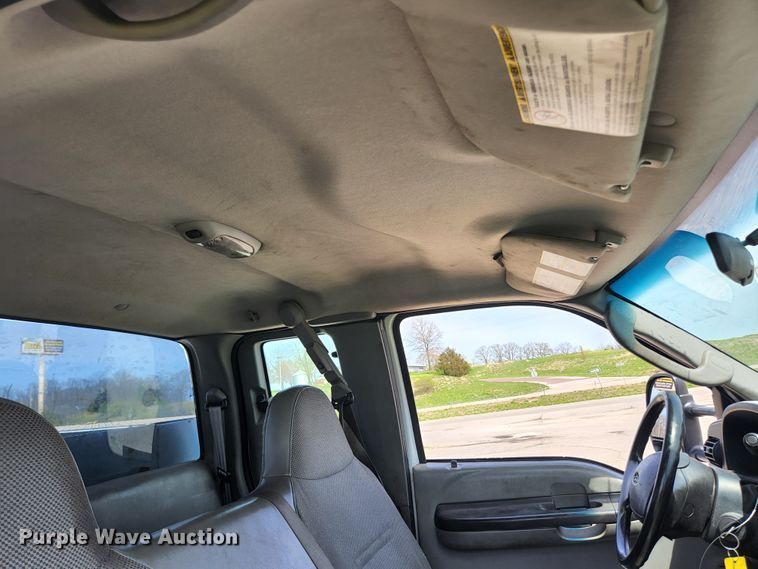 image for item KE9775 2005 Ford F350 Super Duty XL  SuperCab utility bed pickup truck