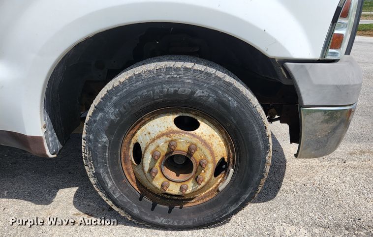 image for item KE9775 2005 Ford F350 Super Duty XL  SuperCab utility bed pickup truck