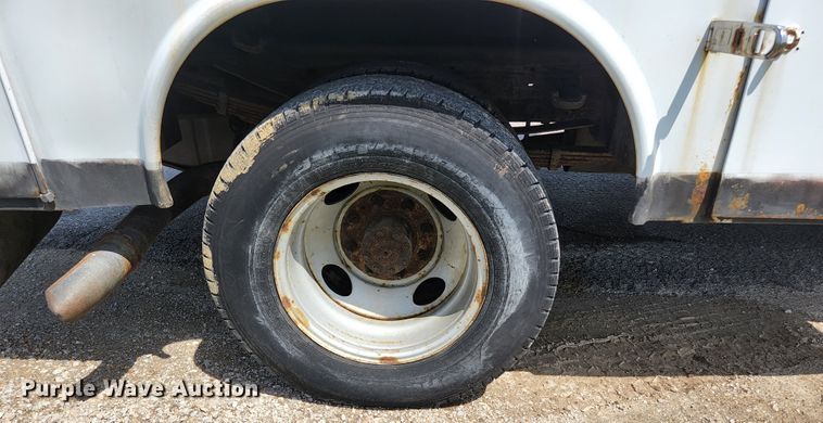 image for item KE9775 2005 Ford F350 Super Duty XL  SuperCab utility bed pickup truck