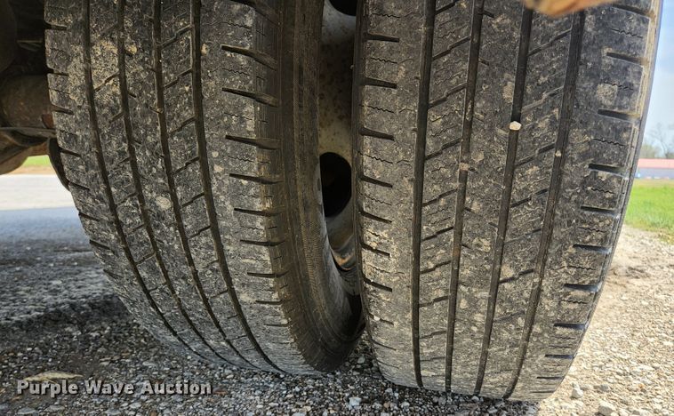 image for item KE9775 2005 Ford F350 Super Duty XL  SuperCab utility bed pickup truck