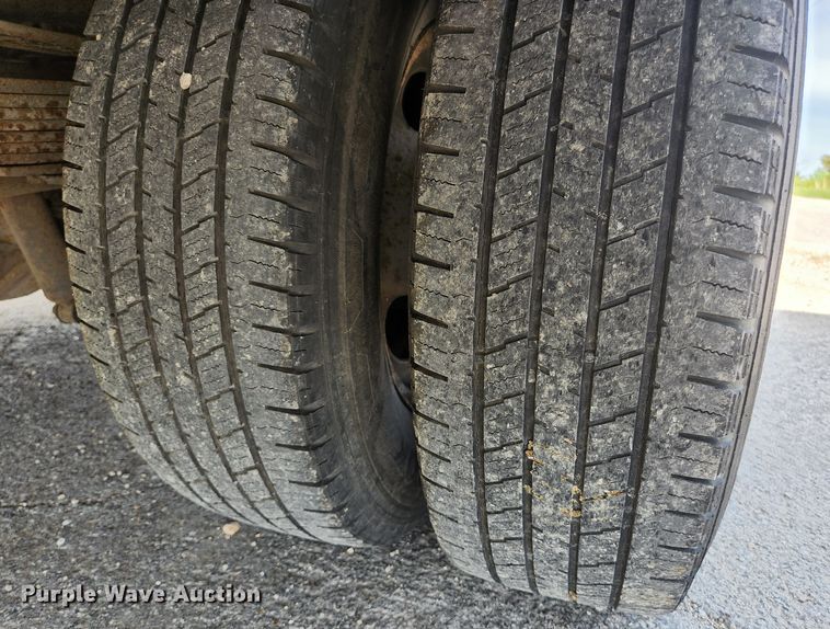 image for item KE9775 2005 Ford F350 Super Duty XL  SuperCab utility bed pickup truck