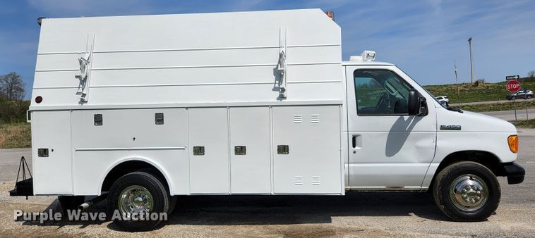 image for item KE9776 2006 Ford E450 Super Duty  utility van