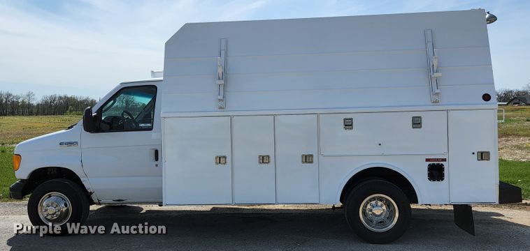 image for item KE9776 2006 Ford E450 Super Duty  utility van