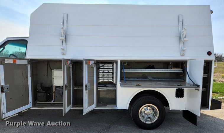 image for item KE9776 2006 Ford E450 Super Duty  utility van