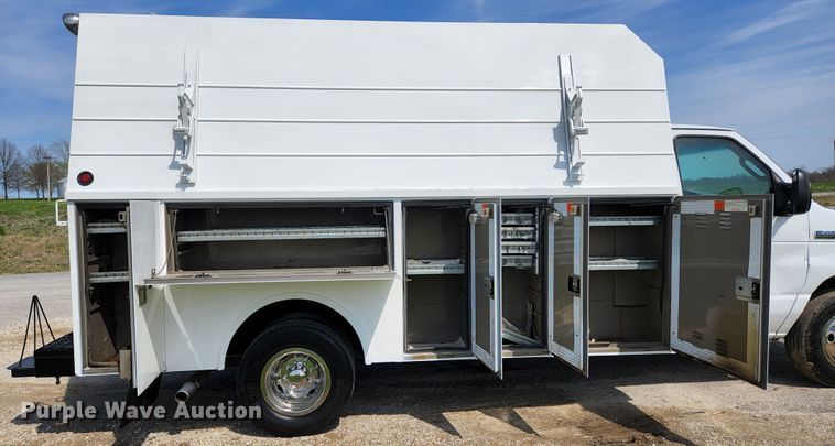 image for item KE9776 2006 Ford E450 Super Duty  utility van