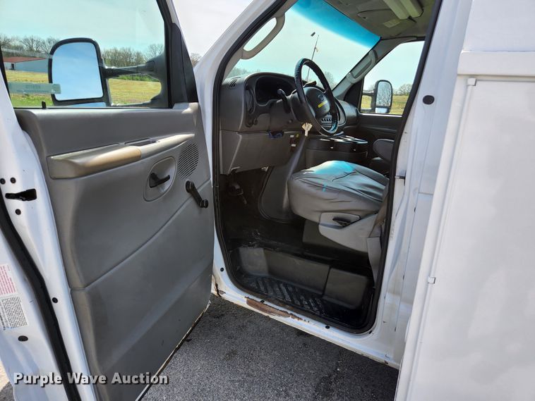 image for item KE9776 2006 Ford E450 Super Duty  utility van
