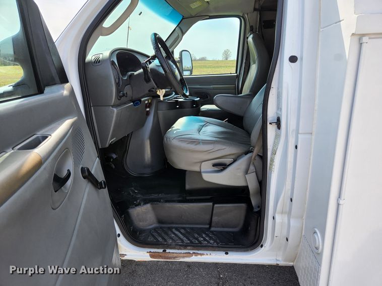 image for item KE9776 2006 Ford E450 Super Duty  utility van