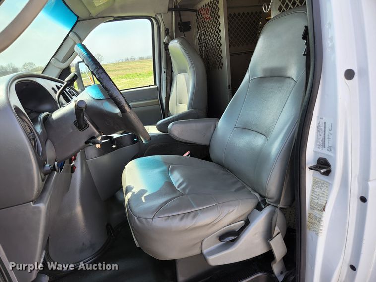 image for item KE9776 2006 Ford E450 Super Duty  utility van