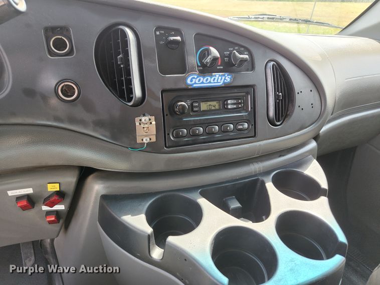 image for item KE9776 2006 Ford E450 Super Duty  utility van