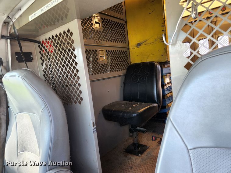 image for item KE9776 2006 Ford E450 Super Duty  utility van