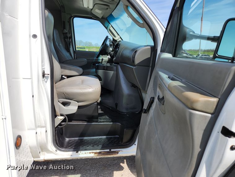 image for item KE9776 2006 Ford E450 Super Duty  utility van