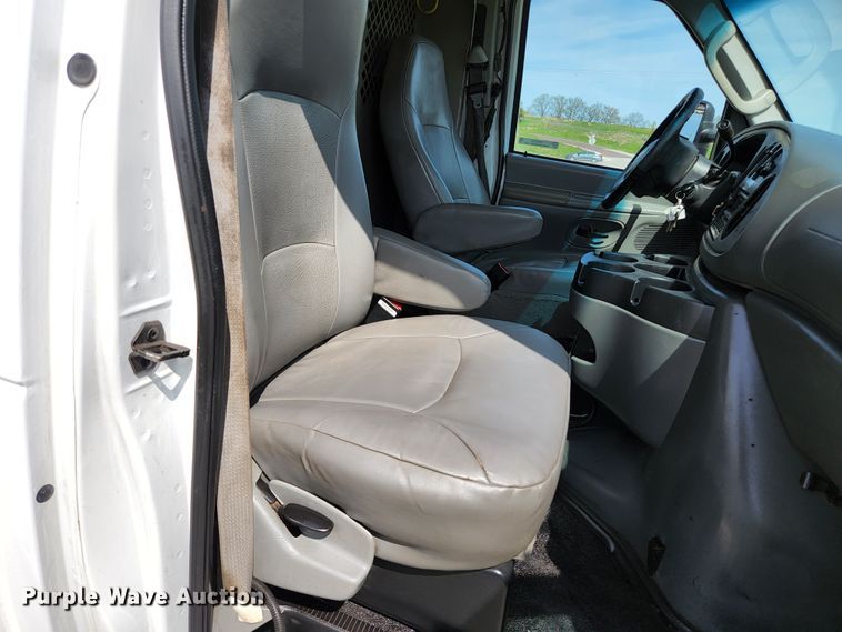 image for item KE9776 2006 Ford E450 Super Duty  utility van