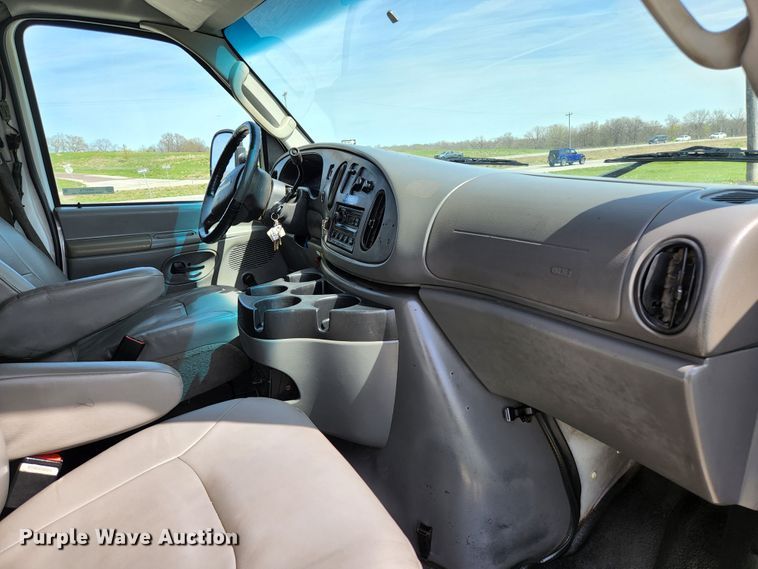 image for item KE9776 2006 Ford E450 Super Duty  utility van