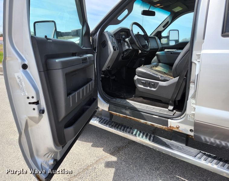 image for item KE9781 2011 Ford F350 Super Duty Lariat  Crew Cab flatbed pickup truck