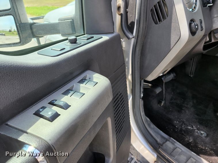 image for item KE9781 2011 Ford F350 Super Duty Lariat  Crew Cab flatbed pickup truck