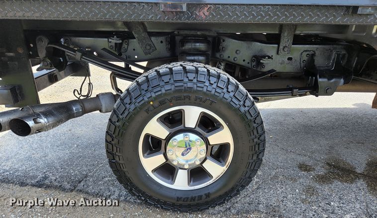 image for item KE9781 2011 Ford F350 Super Duty Lariat  Crew Cab flatbed pickup truck