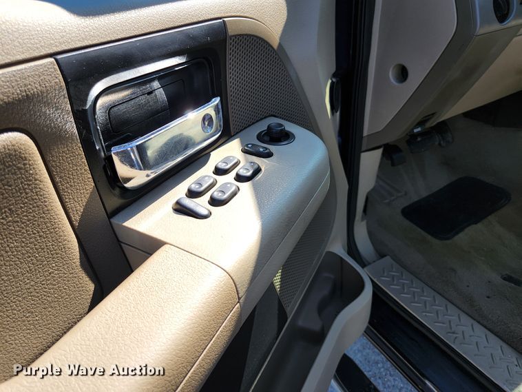 image for item KE9810 2005 Ford F150 XLT  SuperCrew pickup truck