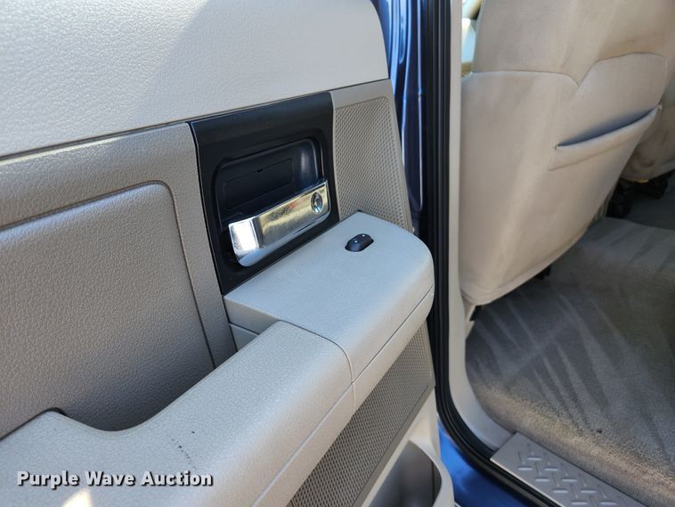 image for item KE9810 2005 Ford F150 XLT  SuperCrew pickup truck