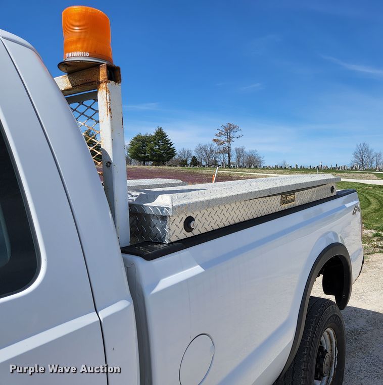 image for item KE9877 2004 Ford F350 Super Duty XL  SuperCab pickup truck