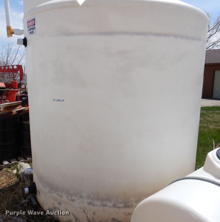 image for item KN9948 3,000 gallon water tank