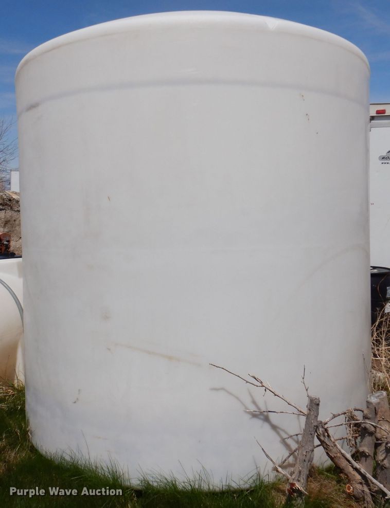 image for item KN9948 3,000 gallon water tank
