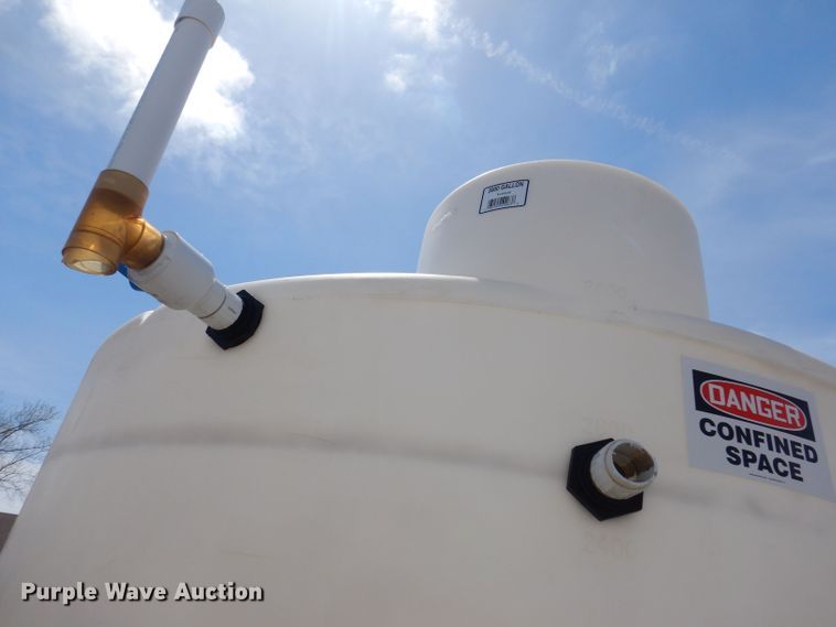image for item KN9948 3,000 gallon water tank