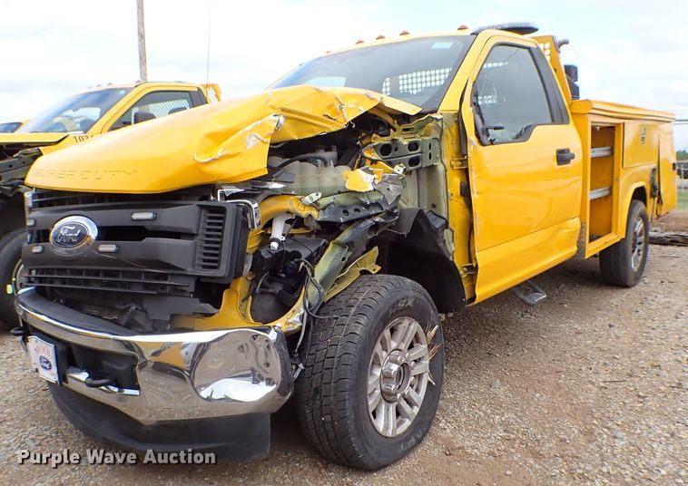 image for item KR9834 2019 Ford F350 Super Duty  utility bed pickup truck