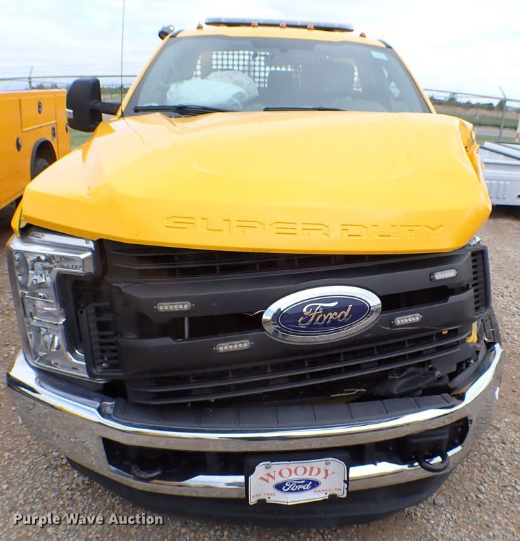 image for item KR9834 2019 Ford F350 Super Duty  utility bed pickup truck