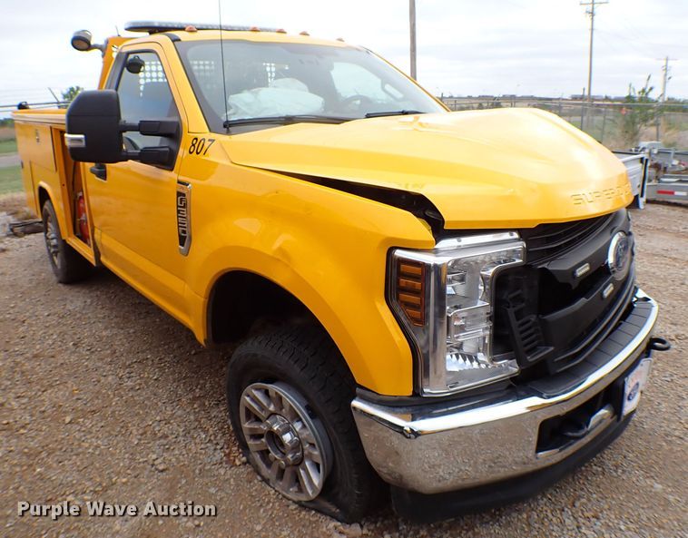 image for item KR9834 2019 Ford F350 Super Duty  utility bed pickup truck