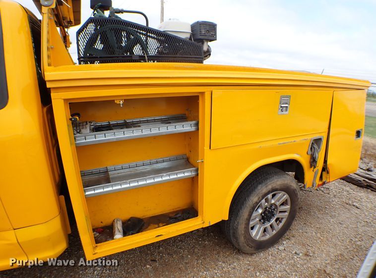 image for item KR9834 2019 Ford F350 Super Duty  utility bed pickup truck