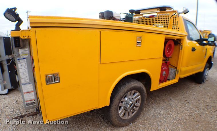 image for item KR9834 2019 Ford F350 Super Duty  utility bed pickup truck