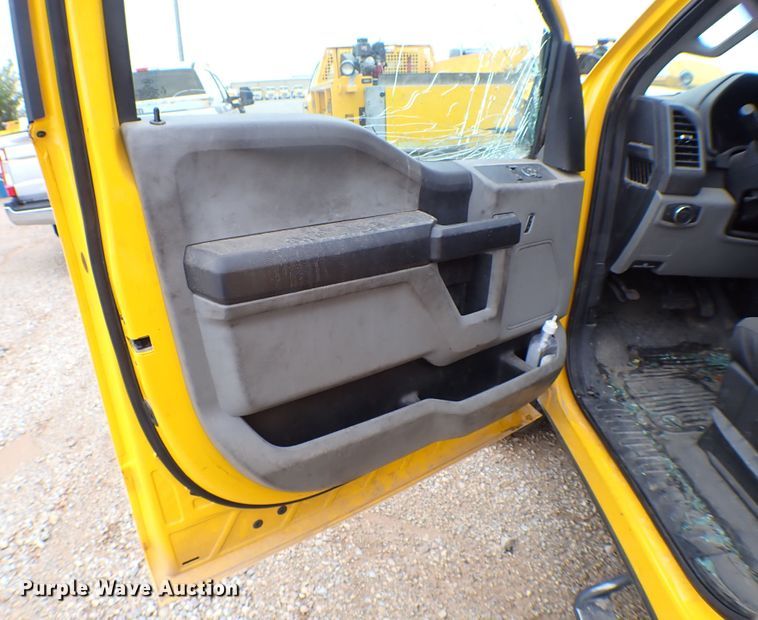 image for item KR9834 2019 Ford F350 Super Duty  utility bed pickup truck