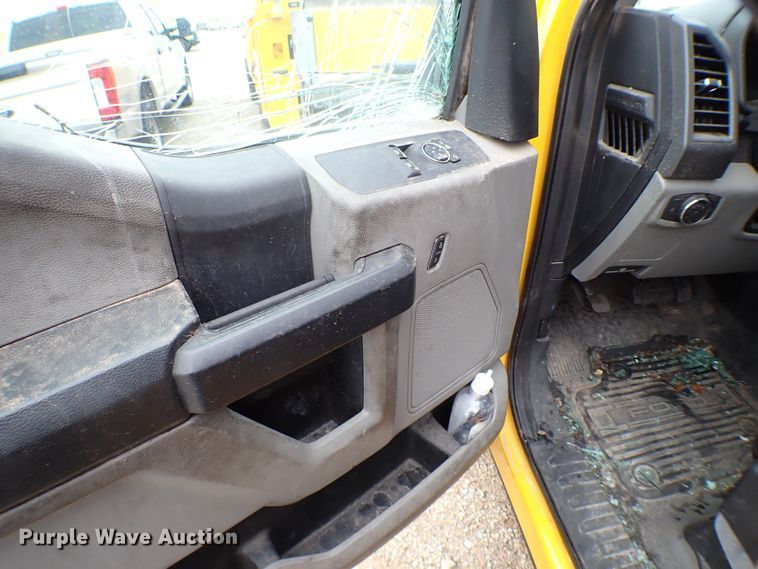 image for item KR9834 2019 Ford F350 Super Duty  utility bed pickup truck