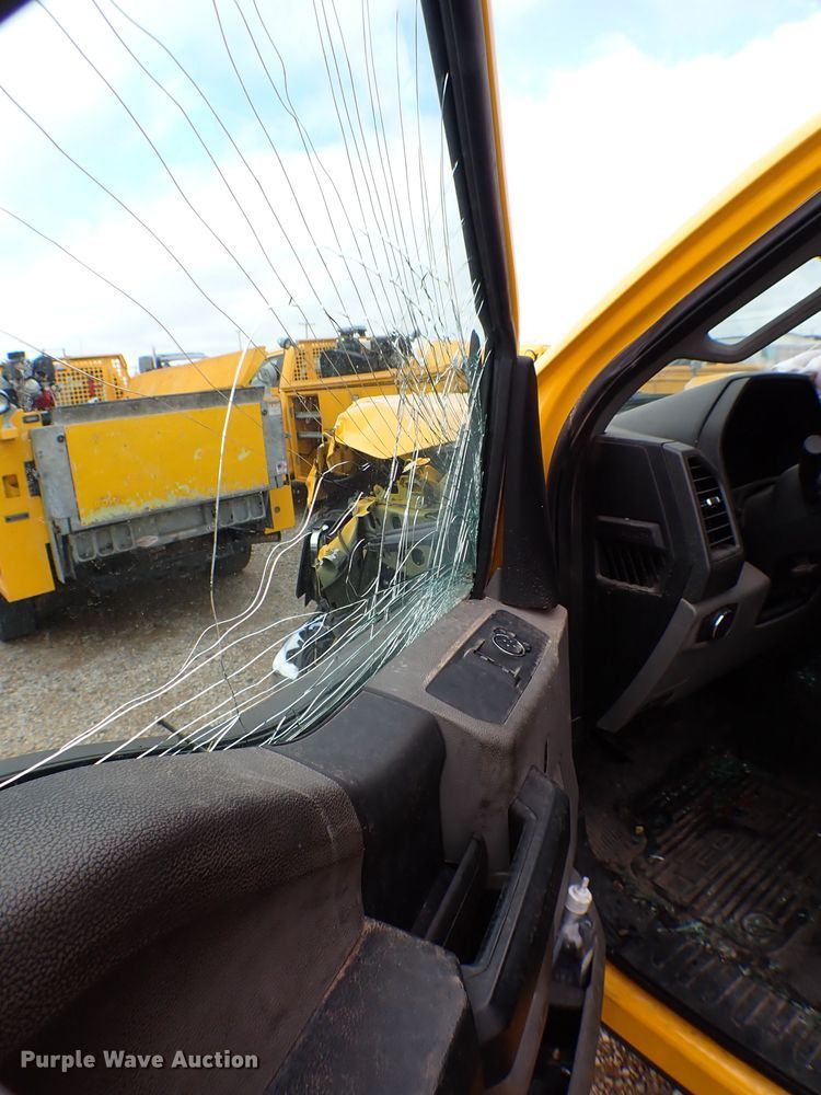 image for item KR9834 2019 Ford F350 Super Duty  utility bed pickup truck