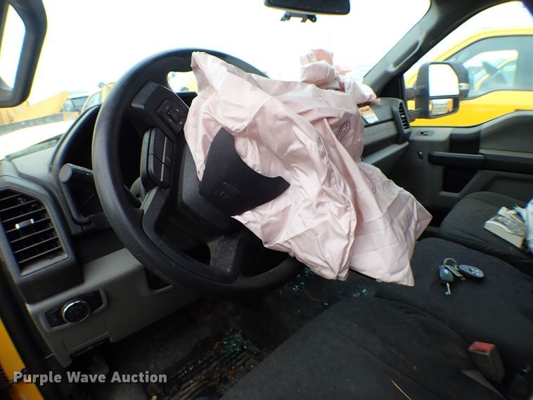 image for item KR9834 2019 Ford F350 Super Duty  utility bed pickup truck