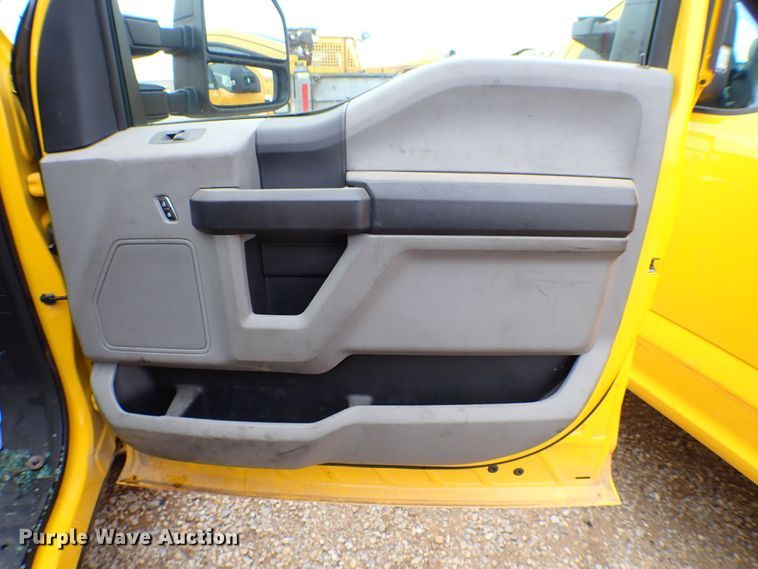 image for item KR9834 2019 Ford F350 Super Duty  utility bed pickup truck