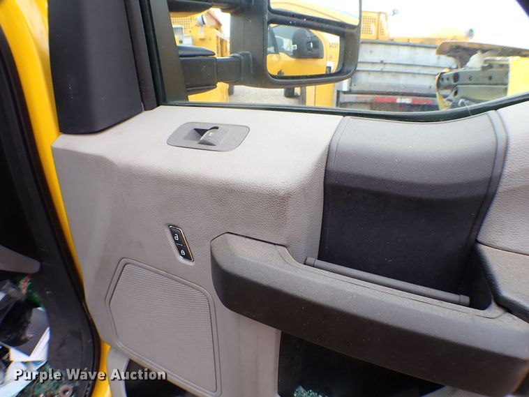 image for item KR9834 2019 Ford F350 Super Duty  utility bed pickup truck