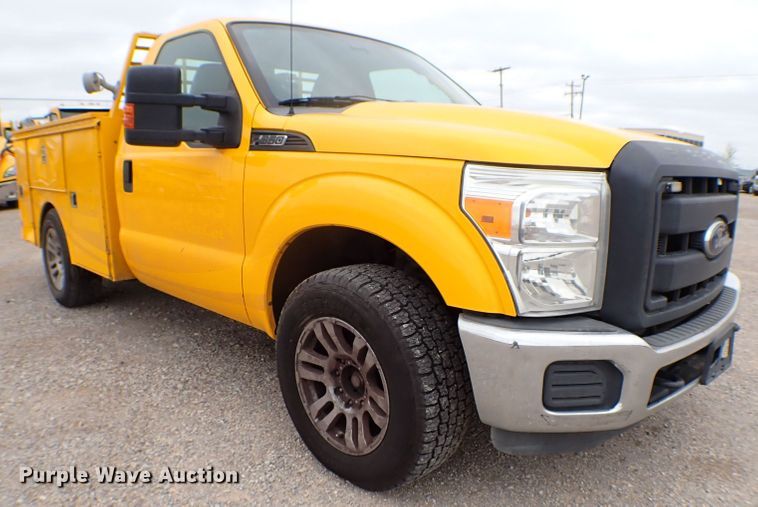 image for item KR9835 2015 Ford F350 Super Duty  utility bed pickup truck