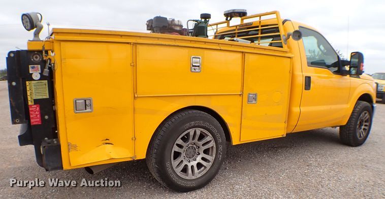 image for item KR9835 2015 Ford F350 Super Duty  utility bed pickup truck