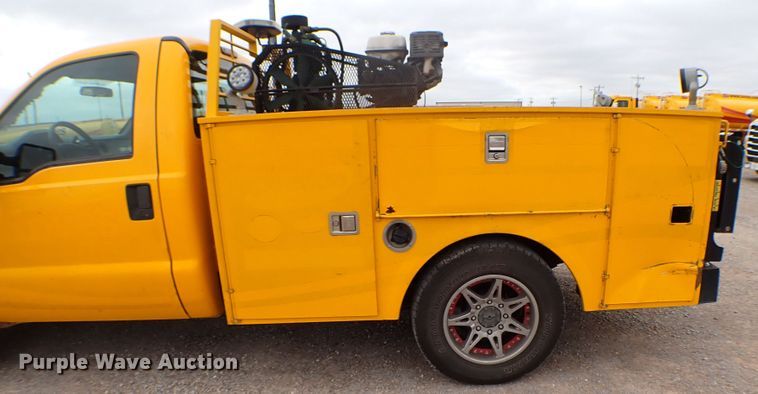 image for item KR9835 2015 Ford F350 Super Duty  utility bed pickup truck