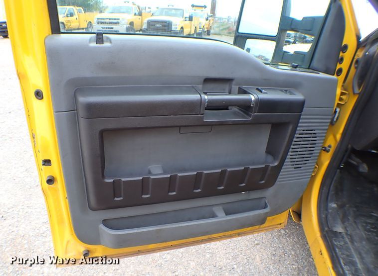 image for item KR9835 2015 Ford F350 Super Duty  utility bed pickup truck