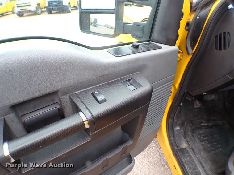 image for item KR9835 2015 Ford F350 Super Duty  utility bed pickup truck