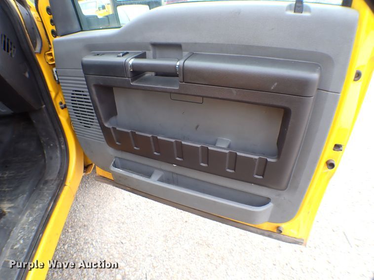 image for item KR9835 2015 Ford F350 Super Duty  utility bed pickup truck