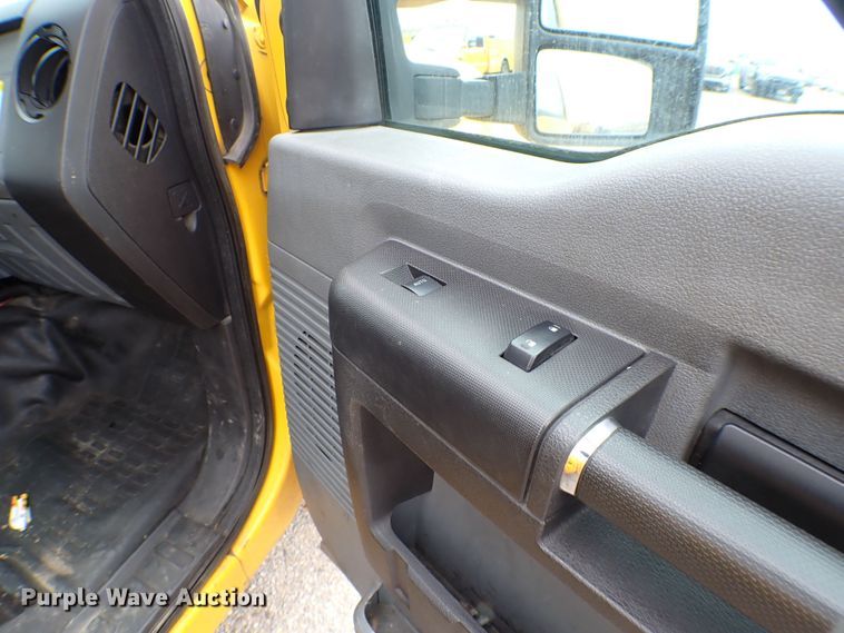 image for item KR9835 2015 Ford F350 Super Duty  utility bed pickup truck